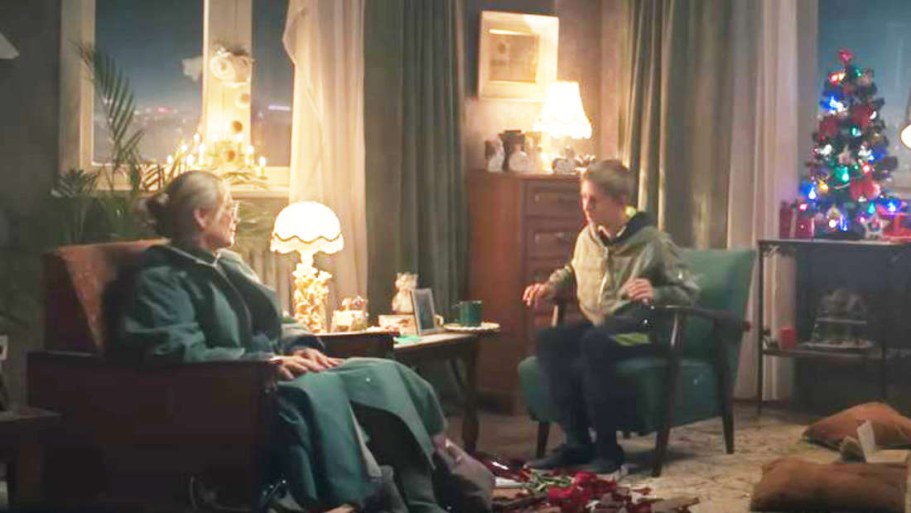 30560884-finale-szene-des-werbefilms-der-riss-von-penny-eine-aeltere-frau-und-ein-junge-sitzen-sich-in-einem-zerstoerten-zimmer-gegenueber-21fe.jpg